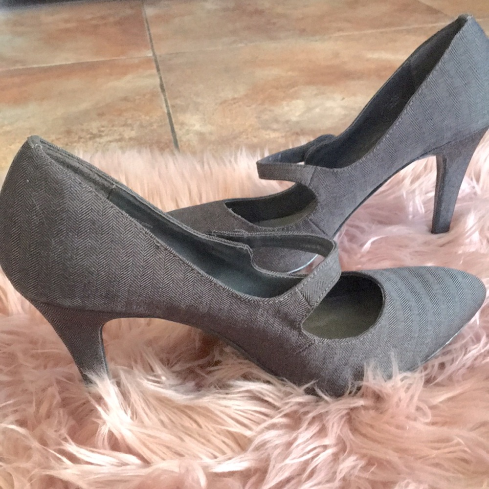 grey heel